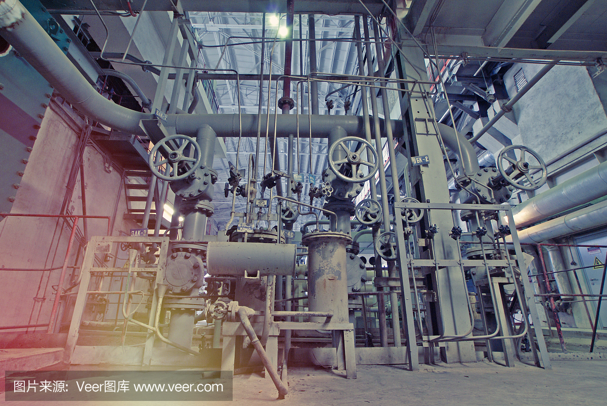 现代工业发电厂内的设备、电缆和管道